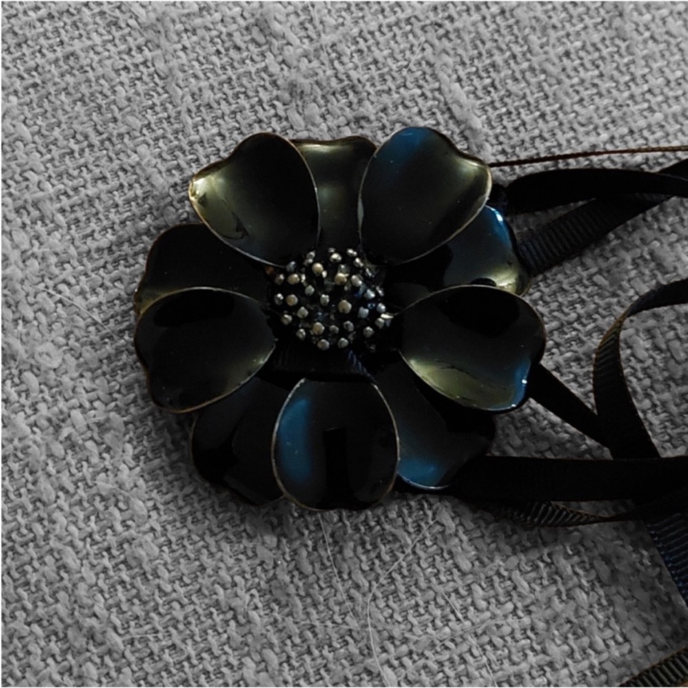 Black Flower Pendant Necklace